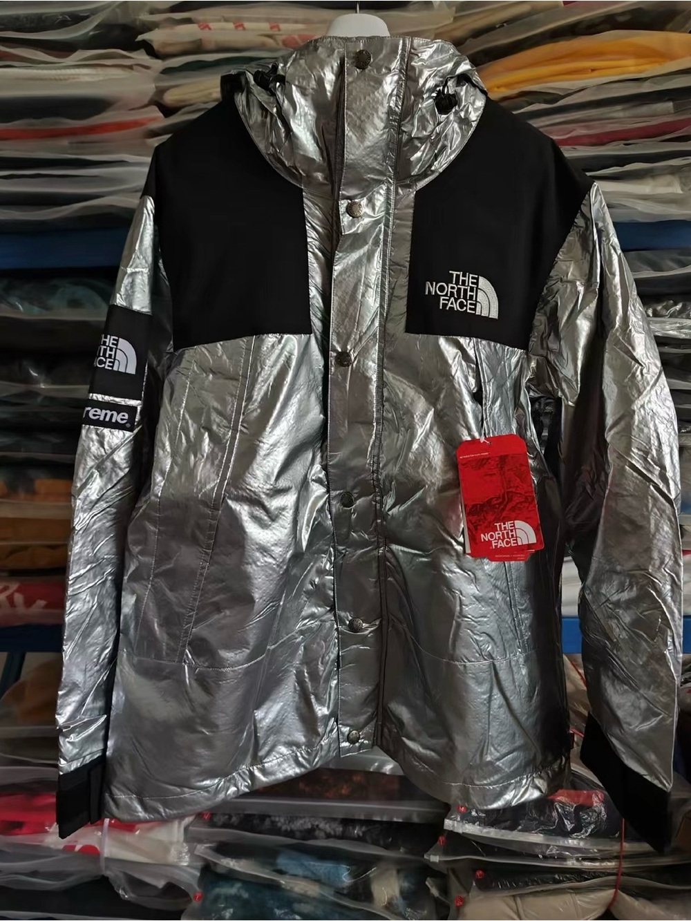 The North Face Men’s Silver & Black Metallic Puffer Jacket